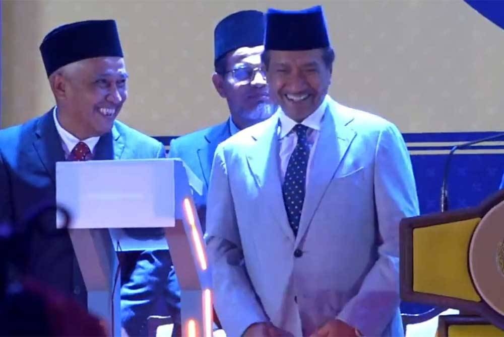 Sultan Terengganu, Sultan Mizan Zainal Abidin mencemar duli merasmikan bangunan Kompleks Pentadbiran Majlis Bandaraya Kuala Terengganu (MBKT),