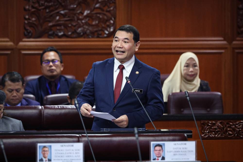 Rafizi ketika pembentangan Kajian Separuh Penggal Rancangan Malaysia Kedua Belas 2021-2025 pada Persidangan Dewan Negara di Bangunan Parlimen pada Rabu.