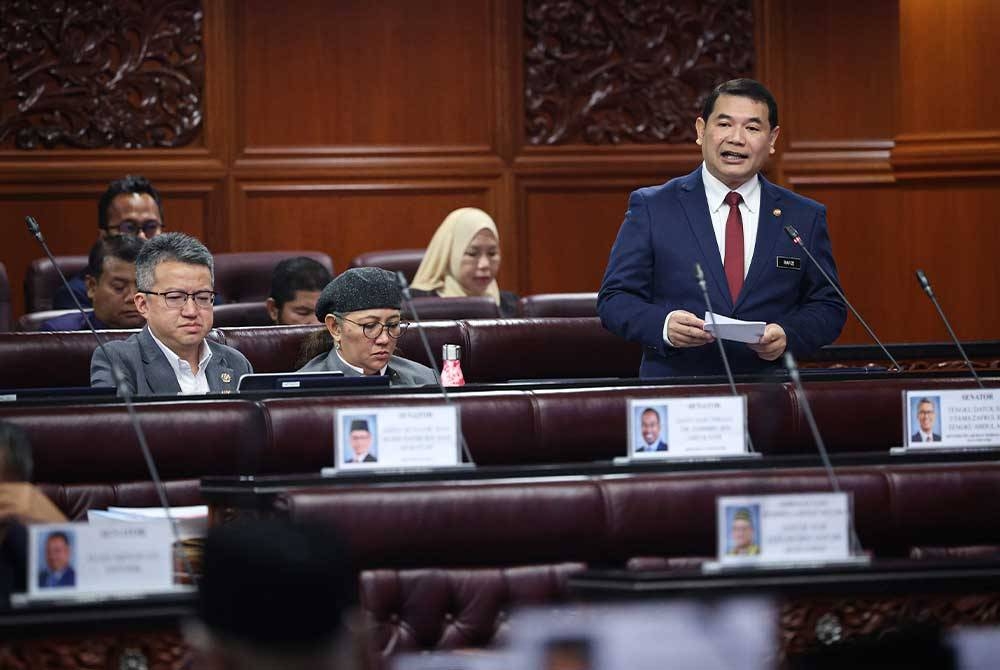 Rafizi (kanan) ketika pembentangan Kajian Separuh Penggal Rancangan Malaysia Kedua Belas 2021-2025 pada Persidangan Dewan Negara di Bangunan Parlimen pada Rabu.- Foto: Bernama