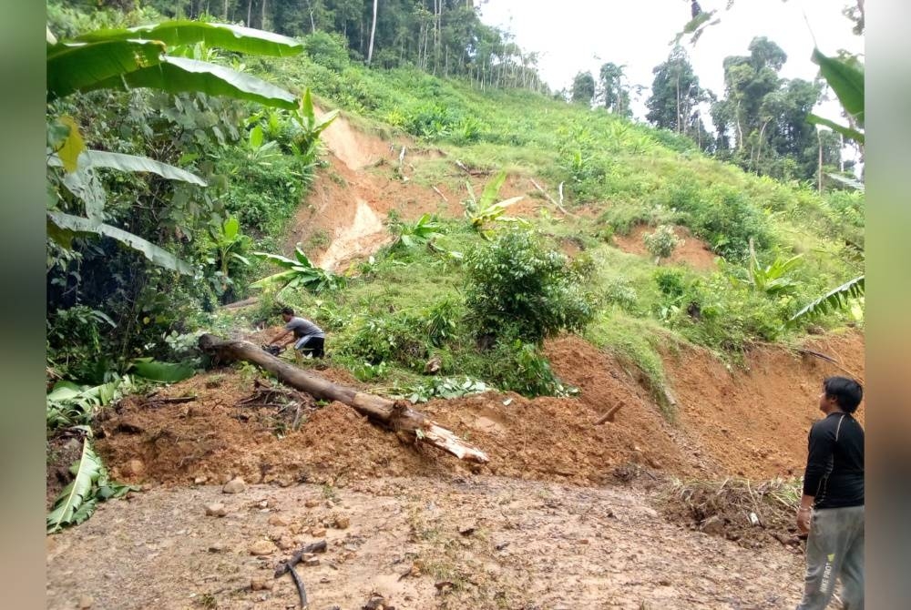 Keadaan jalan menuju ke Kampung Salinatan yang terjejas akibat tanah runtuh sebelum ini dan dibimbangi akan berlaku runtuhan lagi.