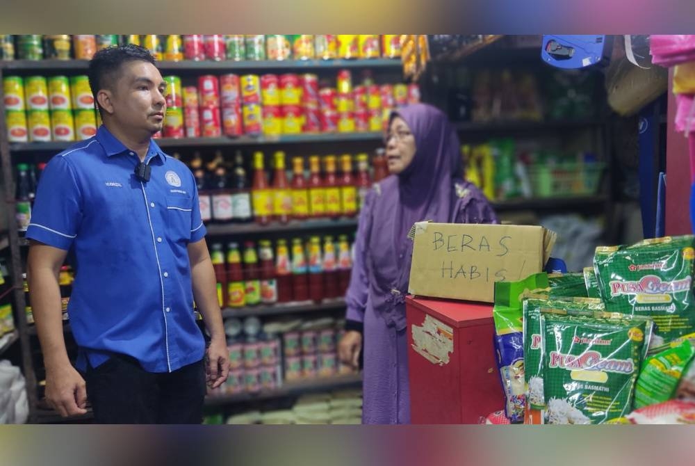 Mohamad Yusrizal (kiri) melawat kedai milik Che Muri Lazim yang sebelum ini turut menjual beras tempatan di Pasar Besar Alor Setar pada Rabu.