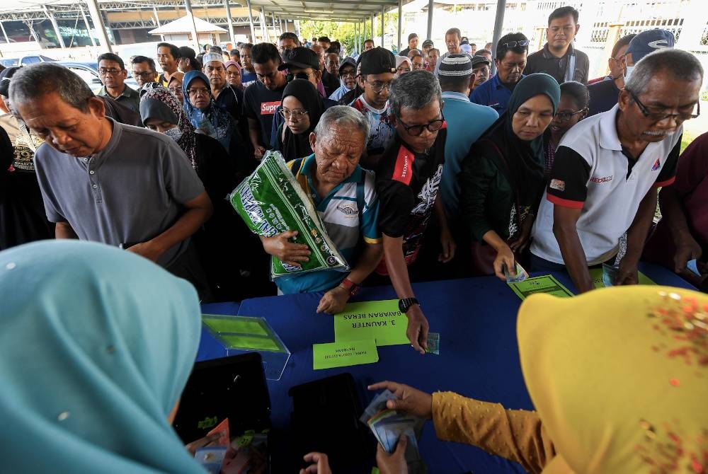 Orang ramai mengambil peluang membeli beras tempatan yang dijual pada program Jualan Beras Putih Tempatan di Pusat Operasi FAMA Senawang, pada Rabu. - Foto Bernama