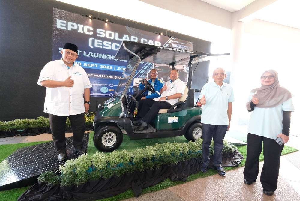 Tengku Amran (tiga dari kanan) menyempurnakan majlis pelancaran kenderaan 'buggy' tenaga solar di Kemaman pada Selasa.