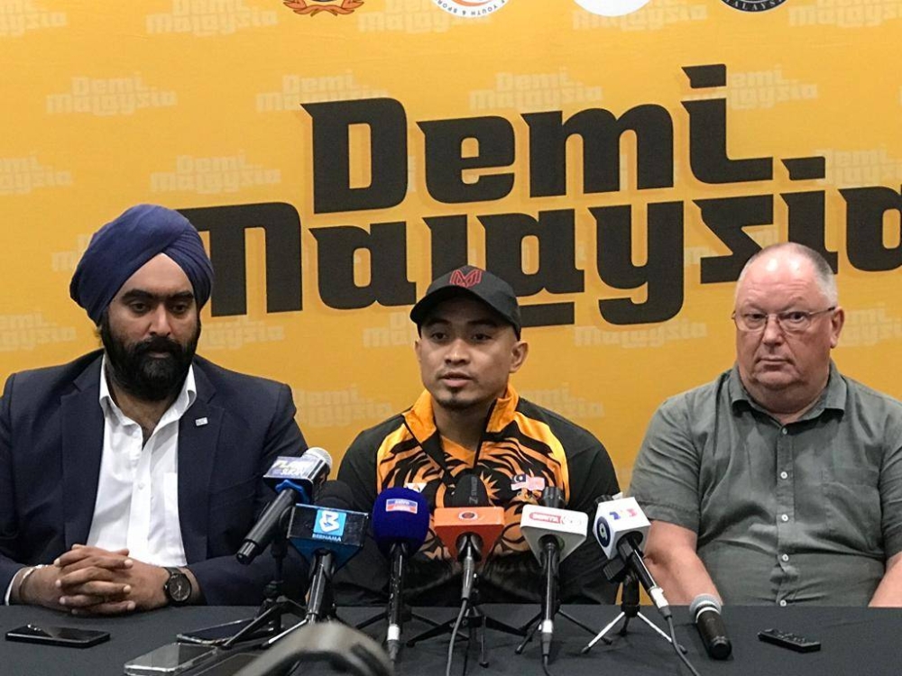 Azizulhasni (tengah) menjawab soalan pemberita pada sidang media di MSN, Bukit Jalil sebentar tadi.