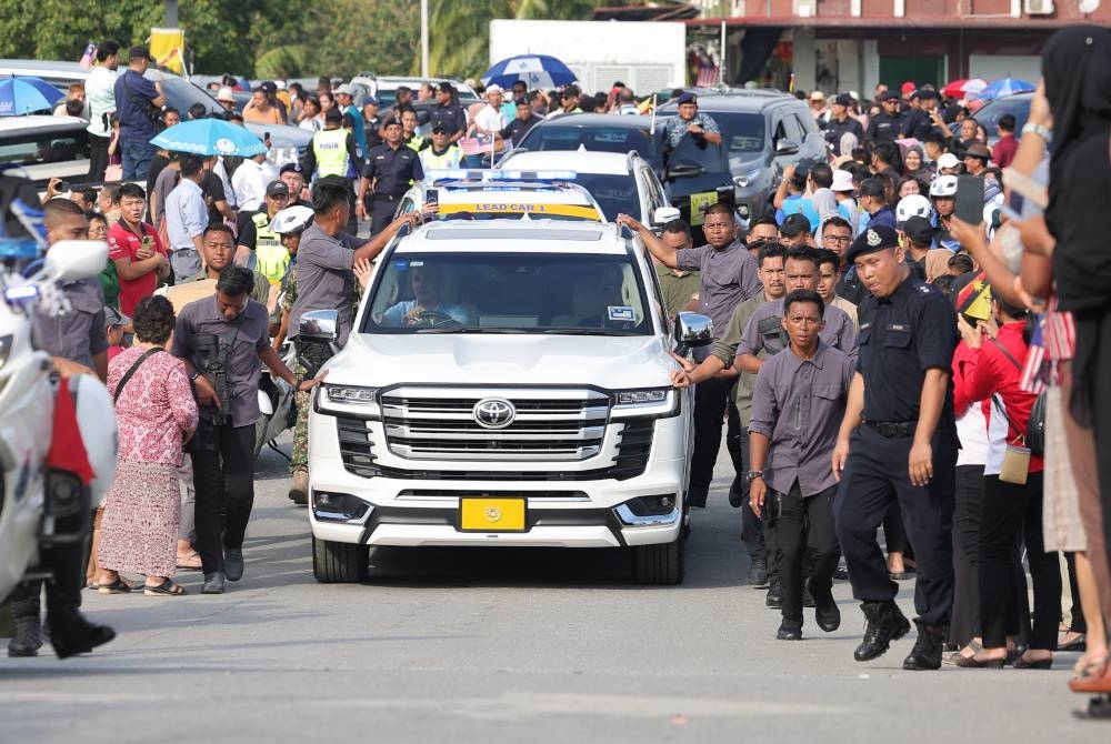 Orang ramai setia menanti keberangkatan Al-Sultan Abdullah bersama rombongan semasa Kembara Kenali Borneo baru-baru ini. - Foto Bernama