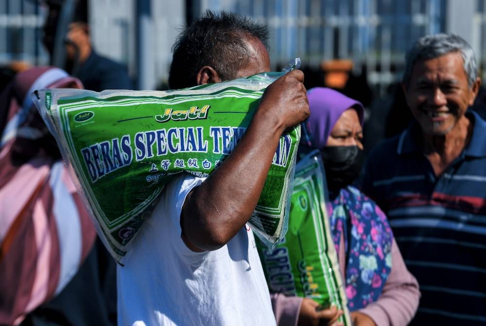 Orang ramai tidak melepaskan peluang membeli beras tempatan pada program Jualan Beras Putih Tempatan di Pusat Operasi FAMA Senawang, pada Rabu. - Foto Bernama