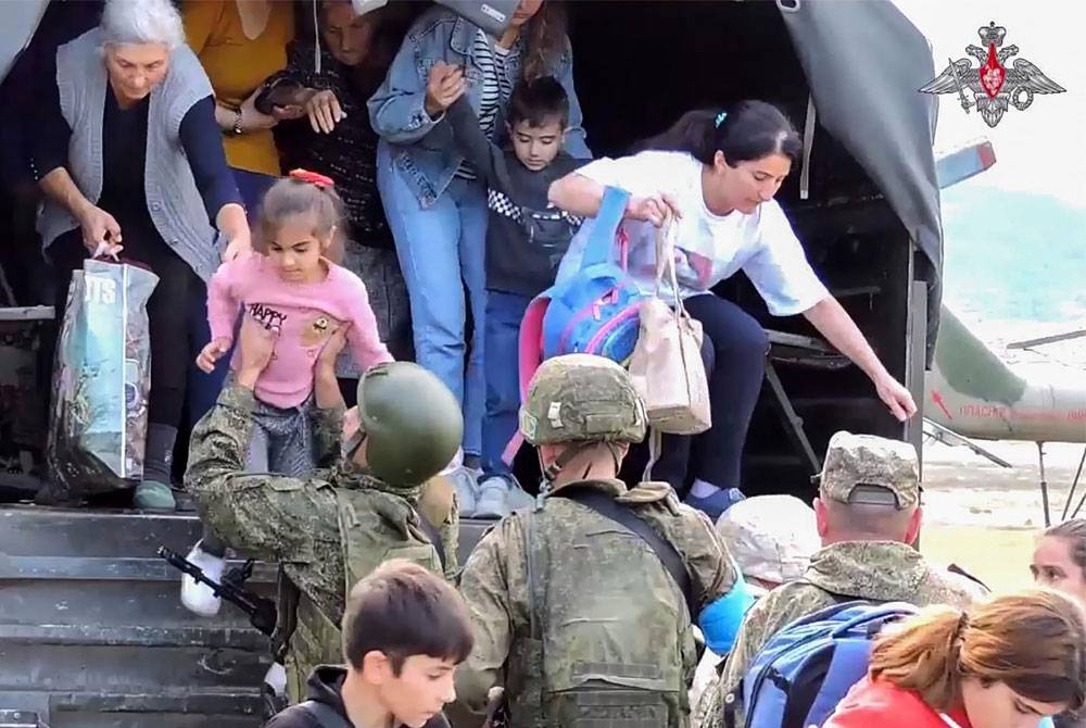 Anggota misi pengaman Rusia membantu usaha pemindahan penduduk di &#039;kawasan berbahaya&#039; di Nagorno-Karabakh pada Rabu. - Foto AFP