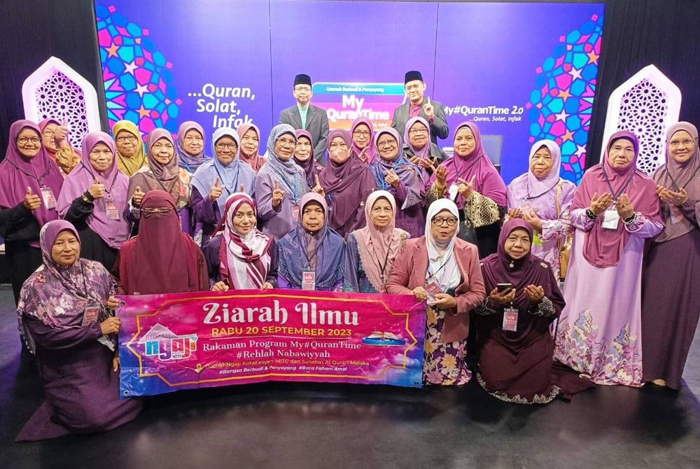 Hayati (tengah) bersama peserta di studio My #QuranTime di Kompleks Kumpulan Karangkraf di Shah Alam bagi lawatan Ziarah Ilmu pada Rabu.