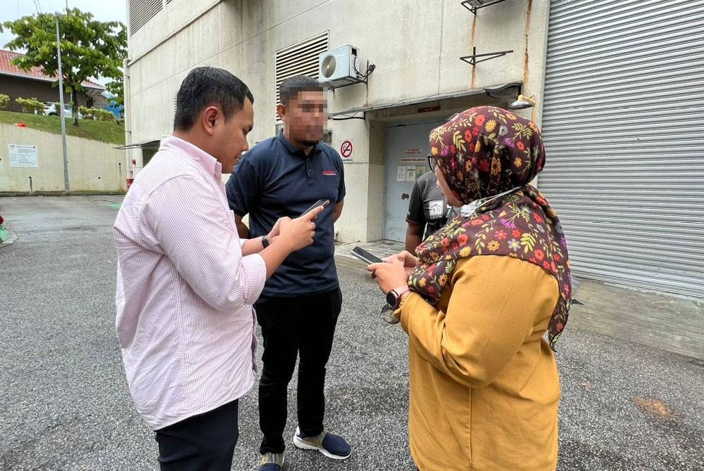 Mohd Azuan (tengah) ditemu bual pihak media di Hospital Putrajaya ketika datang melawat birasnya, Allahyarham Yuswar yang terlibat dalam kemalangan maut di KM5.7 Jalan Persiaran Utara, Putrajaya pada Rabu.