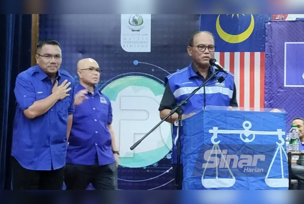 Amizar (kiri) diumumkan calon BN DUN Pelangai oleh Wan Rosdy (kanan) pada majlis pengumuman calon di Dewan Majlis Perbandaran Bentong di Bentong pada Rabu.