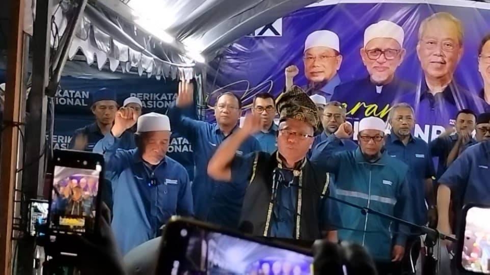 Kasim (depan) ketika diumumkan sebagai calon PN oleh Tuan Ibrahim (kiri) di Simpang Pelangai dekat Bentong pada Rabu.