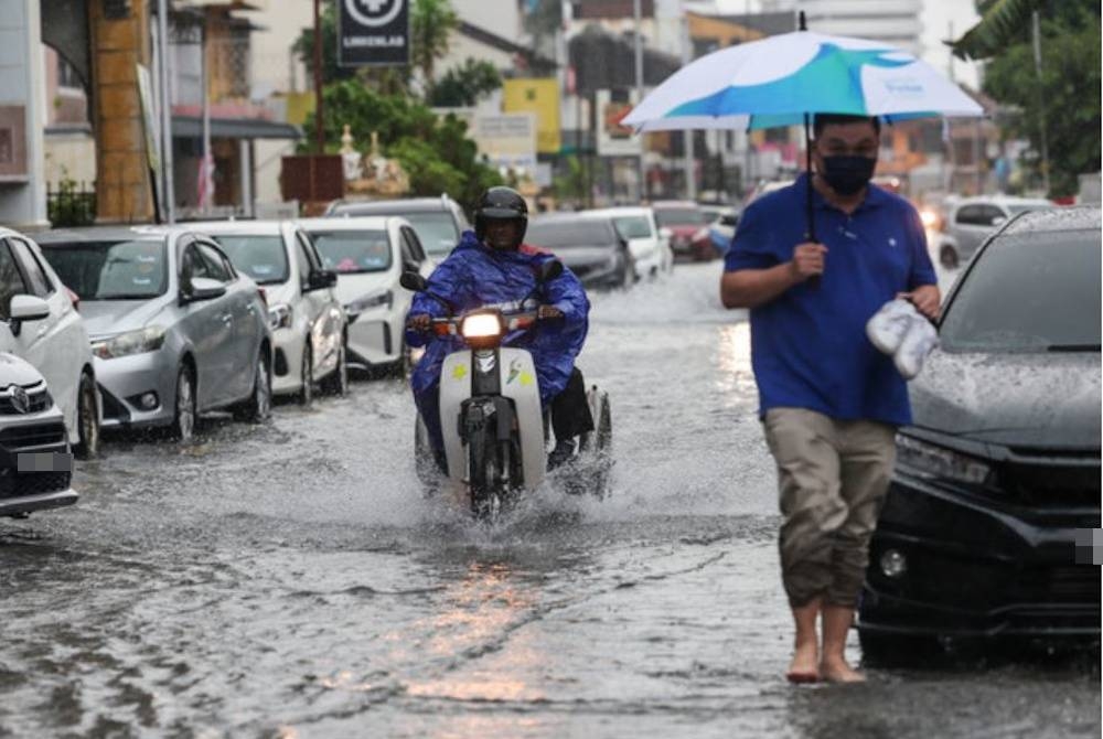 Kita perlu sentiasa berwaspada dan peka dengan ramalan dan amaran cuaca yang dikeluarkan MetMalaysia. - Gambar hiasan