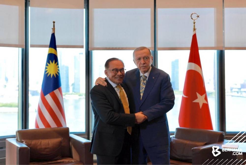 Presiden Turki, Recep Tayyip Erdogan (kanan) menyambut kehadiran Perdana Menteri, Datuk Seri Anwar Ibrahim ke Turkish House di Manhattan, New York, bagi mengadakan pertemuan di luar Sesi ke-78 UNGA. - Foto Bernama