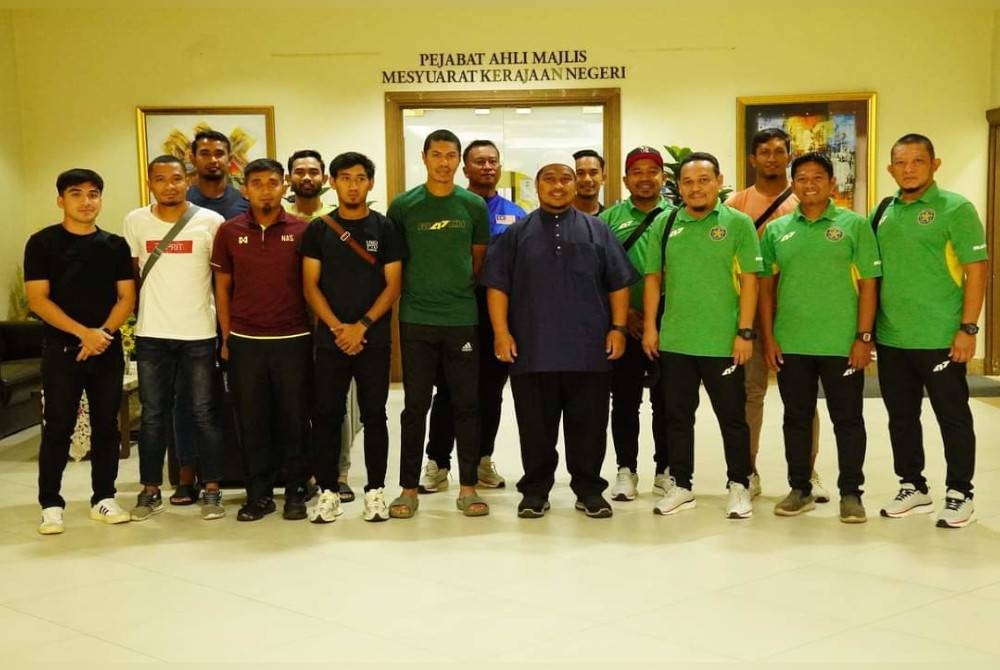 Pegawai dan pemain Perlis United ketika mengadakan pertemuan dengan Muhammad Azmir bagi mencari penyelesaian isu berkenaan. - Foto Perlis United