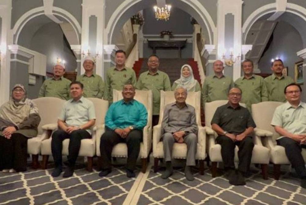 Dr Mahathir Mohamad (duduk, tiga dari kanan) bersama Muhammad Sanusi (duduk, tiga dari kiri) serta barisan Exco Negeri Kedah bergambar kenangan.