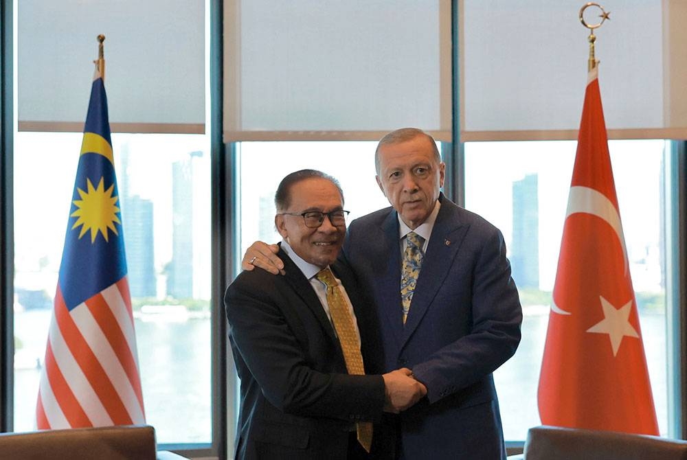 Anwar dan Erdogan ketika mengadakan pertemuan dua hala sempena Perhimpunan Agung Pertubuhan Bangsa-Bangsa Bersatu (UNGA) ke-78, pada Khamis. - Foto Bernama