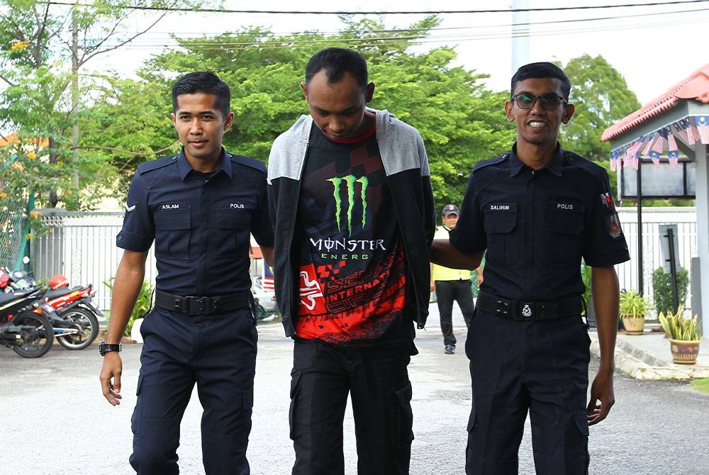 Nor Khairul Azwa diiringi polis di mahkamah.