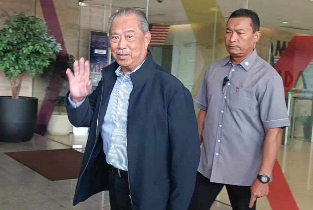 Muhyiddin memakai baju berwarna hitam, hadir di pejabat MIDA untuk memberi kenyataan berkaitan &#039;orang Melayu akan hilang kuasa&#039; ketika kempen PRK DUN Simpang Jeram, Johor pada Khamis.