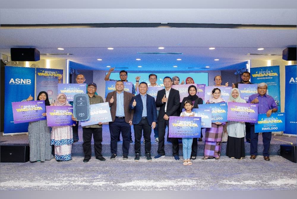 Muzaffar (lima dari kiri) dan pengurusannya bergambar kenangan bersama pemenang hadiah kempen Simpan Vaganza dan Simpan Vaganza Online pada Rabu.