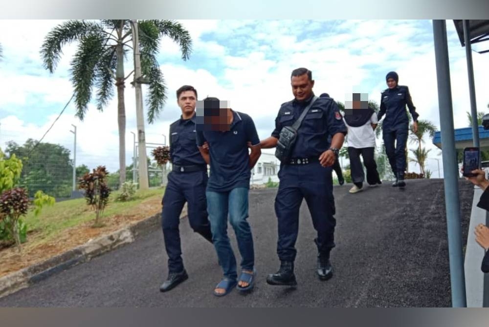 Pasangan suami isteri dihadapkan ke Mahkamah Sesyen Kuala Pilah, pada Khamis atas tuduhan mendera seorang kanak-kanak lelaki yang merupakan anak serta anak tiri mereka sendiri.