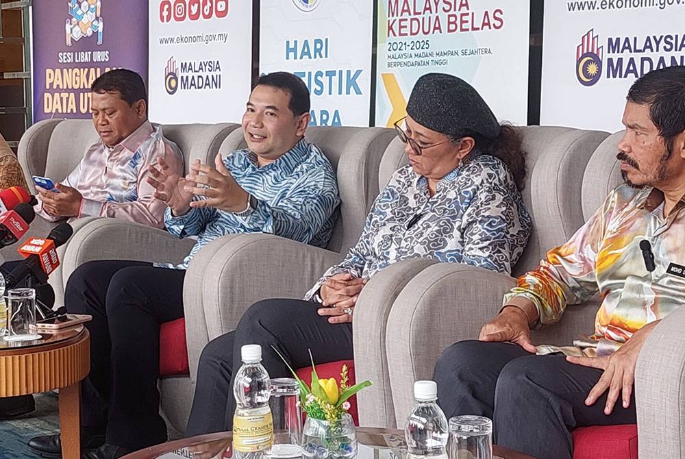 Rafizi (tengah) pada sidang akhbar selepas menghadiri sesi libat urus pembangunan Padu bersama ketua setiausaha dan ketua pengarah kementerian dan agensi yang menjadi rakan strategik di Putrajaya pada Khamis.