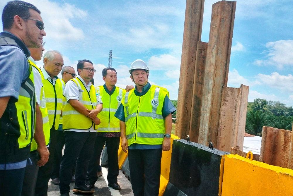 Nanta (kanan) melawat lokasi kejadian kegagalan cerun tambakan Projek Tebatan Banjir LPT1 di Temerloh pada Khamis.