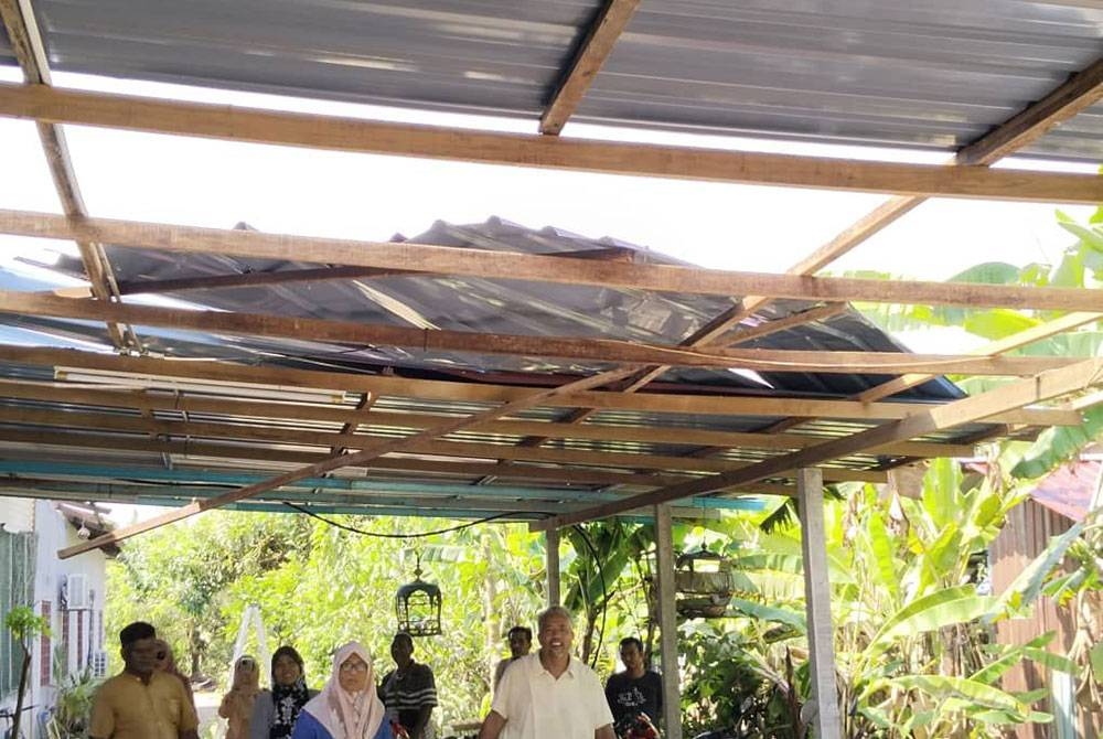 Sebuah rumah penduduk rosak di bahagian bumbung akibat dilanda ribut di Kampung Seri Makmur pada Rabu.