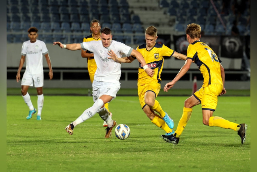 Pemain TFC, Ivan Mamut (tiga dari kanan) diasak oleh pemain Central Coast Mariners FC Max Balard (dua dari kanan) pada aksi Kumpulan G Piala Konfederasi Bola Sepak Asia (AFC) 2023 di Stadium Sultan Mizan Zainal Abidin Gong Badak. - Foto Bernama