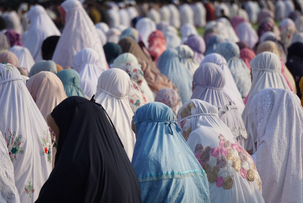 Ramai orang gemar mewakafkan telekung untuk kegunaan jemaah Muslimat ketika menunaikan solat. -Gambar hiasan/ Foto: 123rf