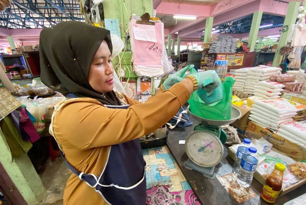 Tinjauan Sinar Harian di Pasar Ketereh dan Kok Lanas mendapati rata-rata peniaga memberitahu jualan beras Siam secara timbang menjadi rebutan mutakhir ini berbanding sebelumnya.