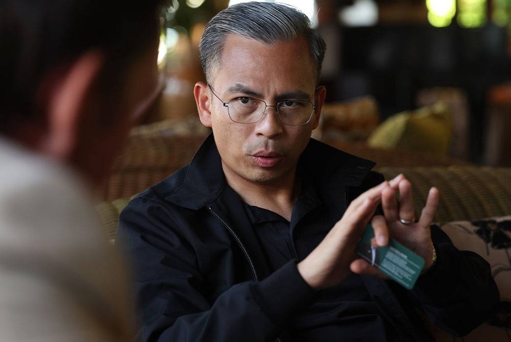 Fahmi tiba untuk mengetuai delegasi Malaysia pada Persidangan Menteri-menteri ASEAN Bertanggungjawab Bagi Maklumat (AMRI) ke-16 mulai esok di Furama Resort Da Nang pada Khamis. - Foto Bernama