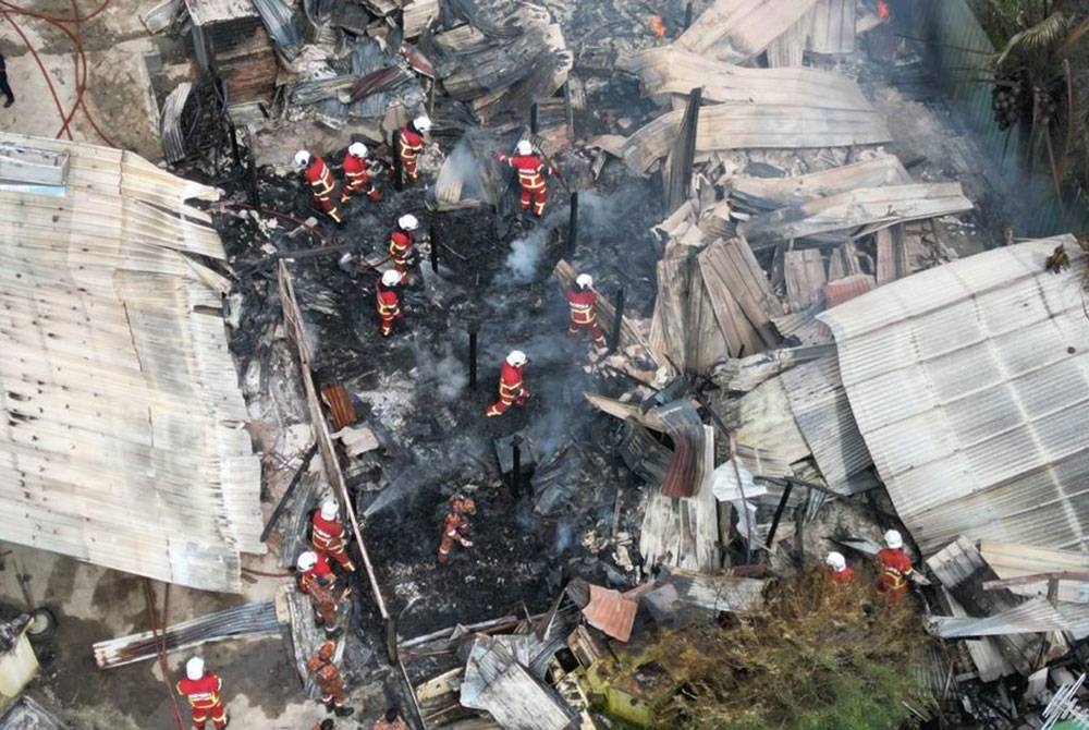 Keadaan rumah yang terbakar dan dua beradik rentung dalam kejadian di Kampung Pulutan, Menggatal, Kota Kinabalu pada Khamis.