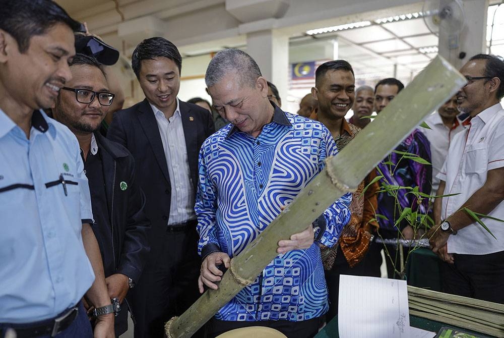 Fadillah melawat reruai pameran produk-produk berasaskan buluh selepas Majlis Perasmian Program ‘World Bamboo Day Malaysia 2023’ di Auditorium FRIM pada Khamis. - Foto Bernama