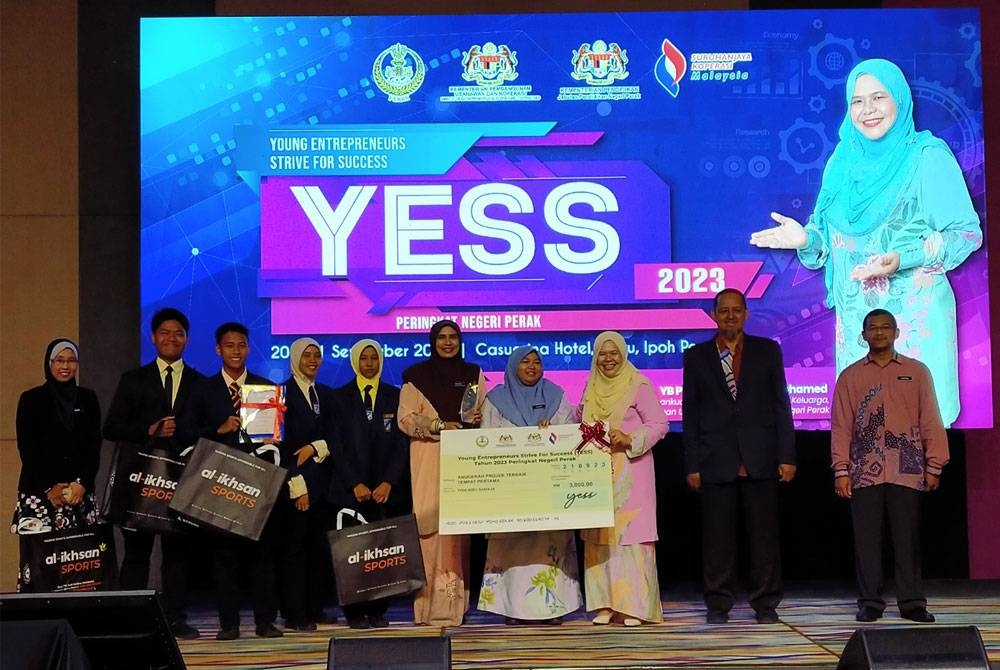 Salbiah (tiga dari kanan) menyampaikan replika cek kepada pemenang ketika Program Young Entrepreneurs Strive For Success (YESS) Peringkat Negeri Perak di sebuah hotel di sini pada Khamis.