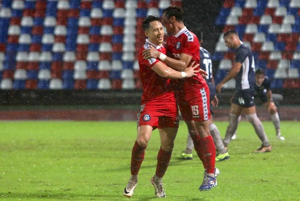 Darren Lok (kiri) meledak dua gol dalam kemenangan 3-1 Sabah ke atas Hougang United.