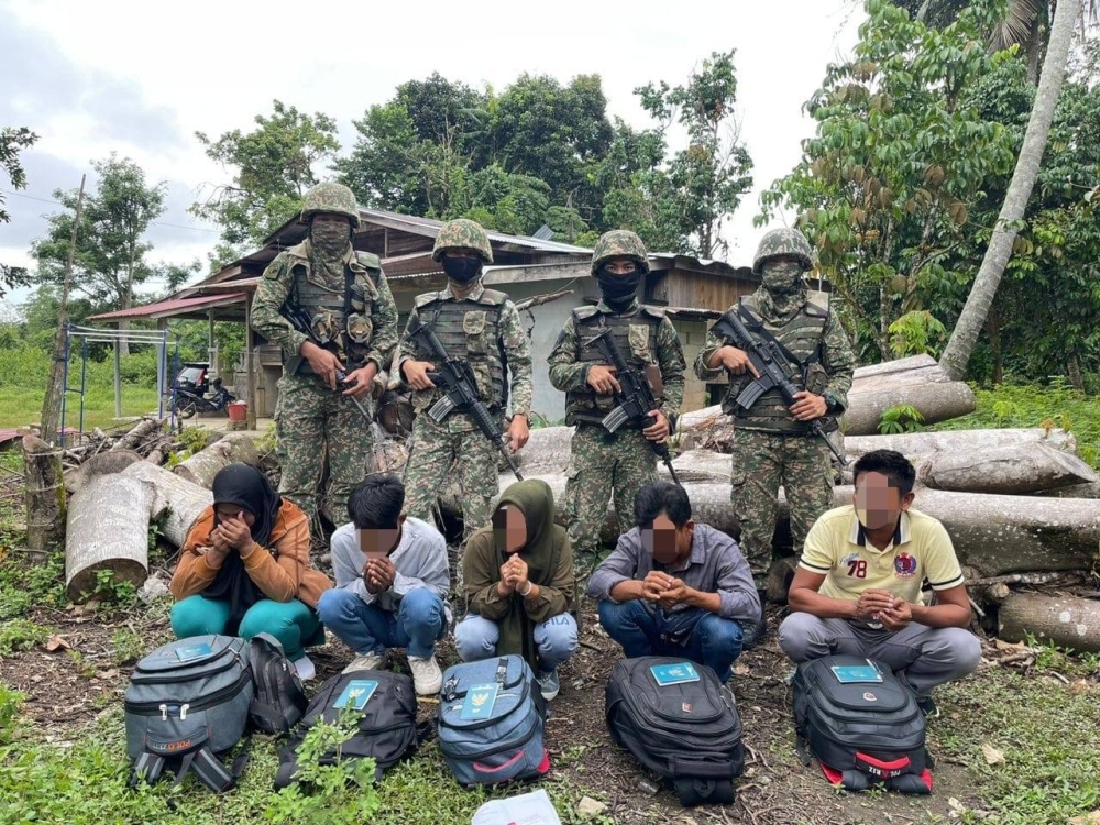 Markas Divisyen Kedua Infantri Malaysia (2 Divisyen) menahan lima PATI warganegara Indonesia yang masuk ke negara ini melalui Sungai Golok di Tanah Merah pada Khamis.