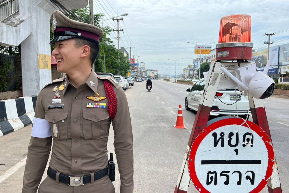 Gambar anggota polis kacak yang tular di Facebook di Thailand. - Agensi