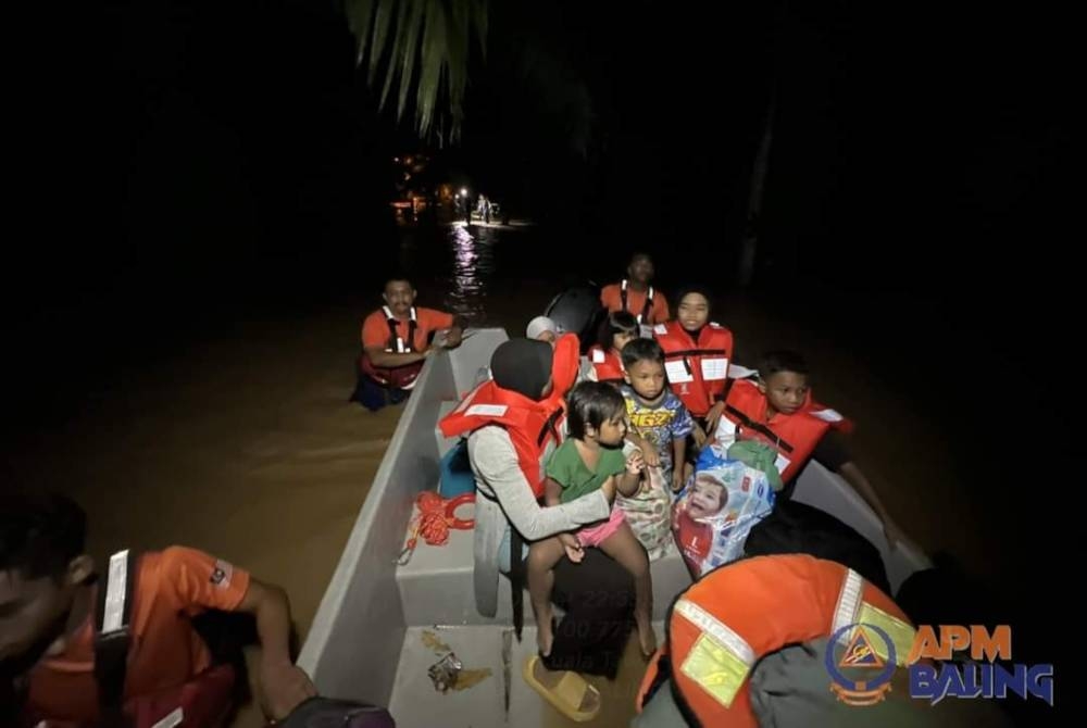 APM memindahkan mangsa banjir ke tempat selamat. - Foto APM.