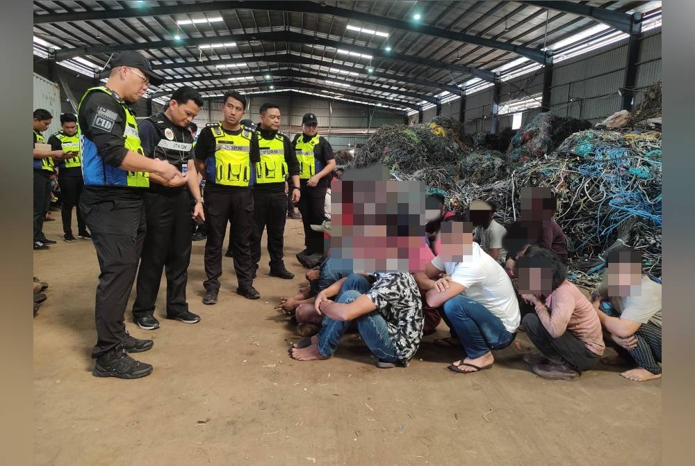 Polis menjalankan pemeriksaan dan soal siasat awal terhadap pekerja asing yang ditahan di sebuah kilang haram di Teluk Gong, Klang pada Khamis.