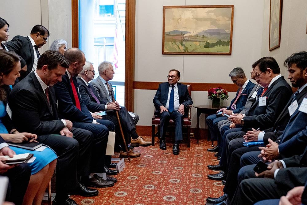 Perdana Menteri Datuk Seri Anwar Ibrahim menyertai perbincangan meja bulat dengan syarikat Fortune 500 di Harvard Club di sini pada Jumaat. - Foto Bernama.