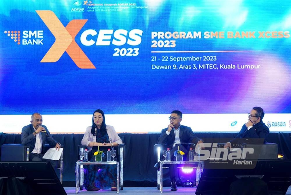 Forum Memperkukuh Ketahanan Perusahaan Kecil dan Sederhana (PKS) dan Usahawan Terhadap Krisis dan Kejutan Masa Depan menampilkan (dari kiri) moderator, Mohammad Hardee, Lynette Lee,, Firdaos Rosli dan Imran Yassin yang berlangsung di MITEC pada Khamis. - Foto Sinar Harian MOHD HALIM ABDUL WAHID