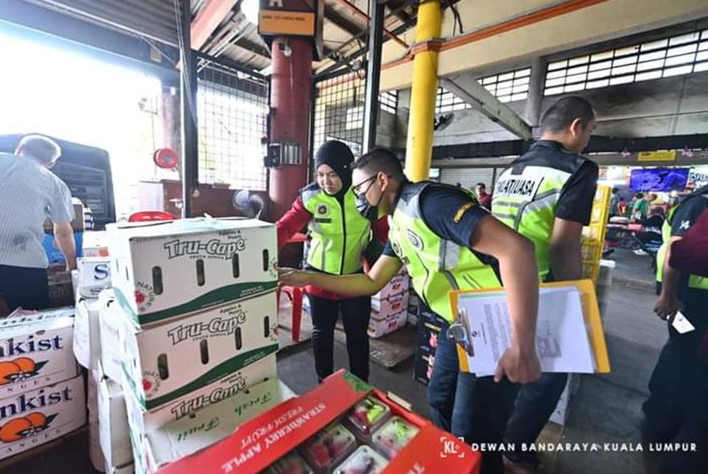 Sebanyak 87 sampel sayur dan buah diambil di Pasar Borong Kuala Lumpur untuk dianalisis. - Foto DBKL