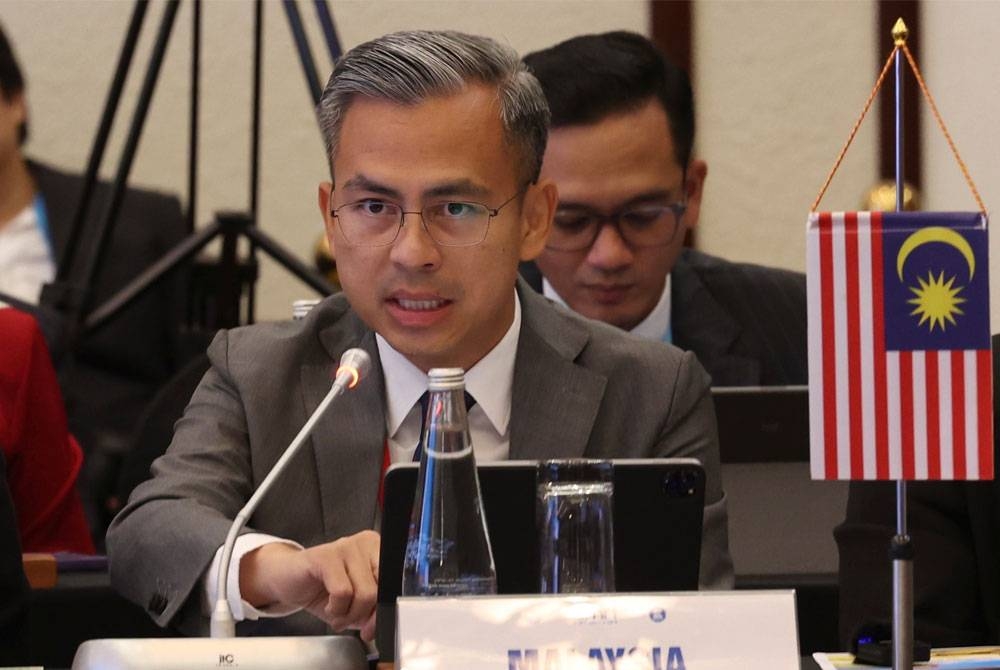 Fahmi pada sesi pleno Persidangan Menteri ASEAN yang Bertanggungjawab bagi Maklumat (AMRI) yang berlangsung selepas majlis perasmian AMRI ke-16 di Furama Resort Danang. - Foto Bernama