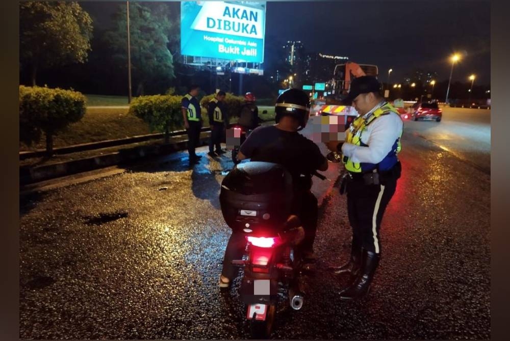 JSPT Bukit Aman bersama AADK menjalankan Operasi Bersepadu di Plaza Tol Awan Besar pada Selasa.