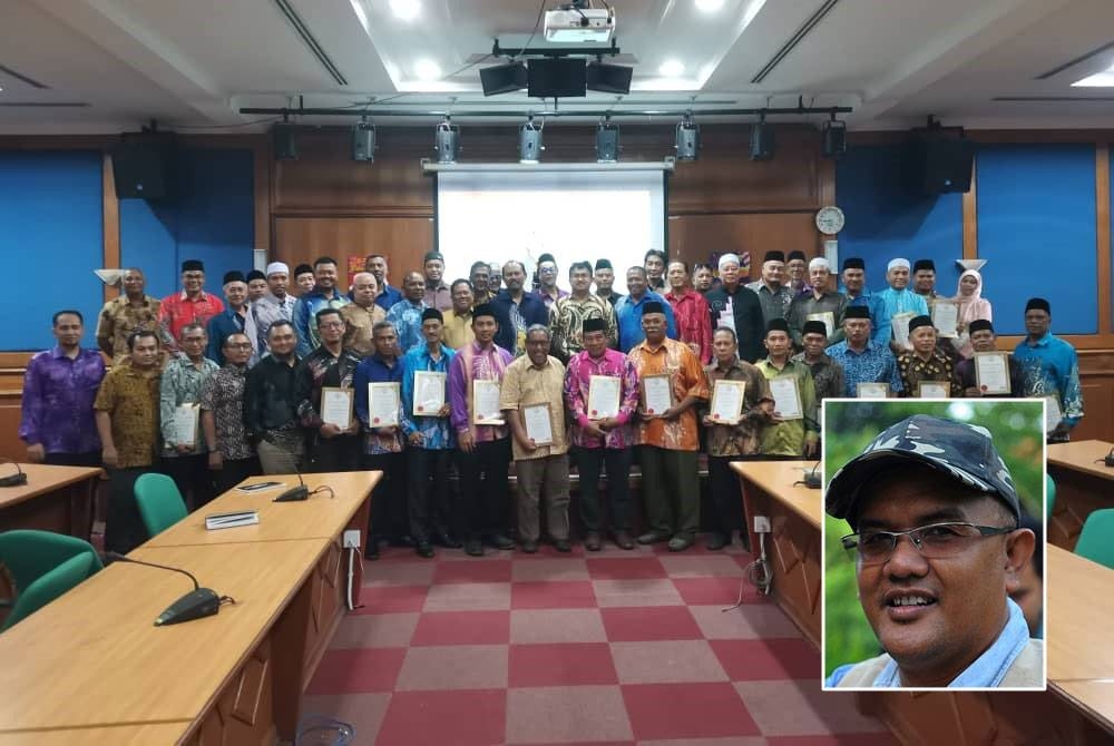 Ketua-ketua kampung di kawasan DUN Kampung Gajah menerima watikah pelantikan masing-masing di Kompleks Pentadbiran Daerah Perak Tengah, Kampung Gajah pada Khamis. Gambar kecil: Nordin