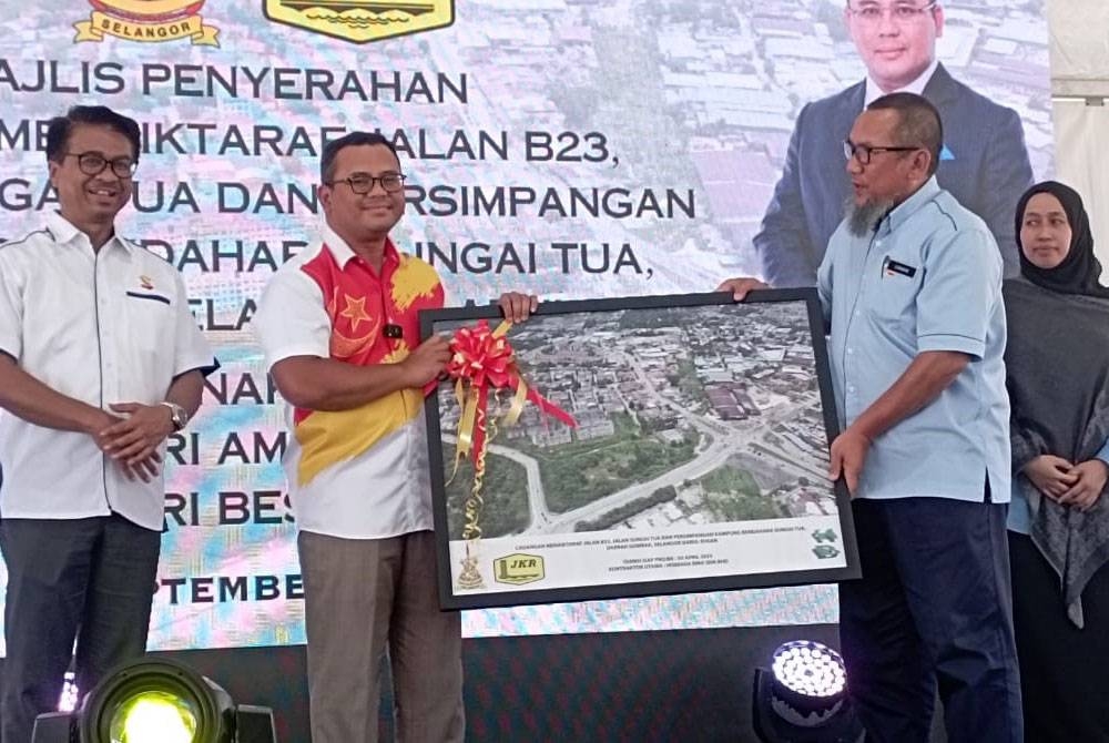 Amirudin (dua dari kiri) pada Majlis Penyerahan Projek Naik Taraf Jalan B23 Jalan Sungai Tua dan Kampung Bendahara di sini pada Jumaat.