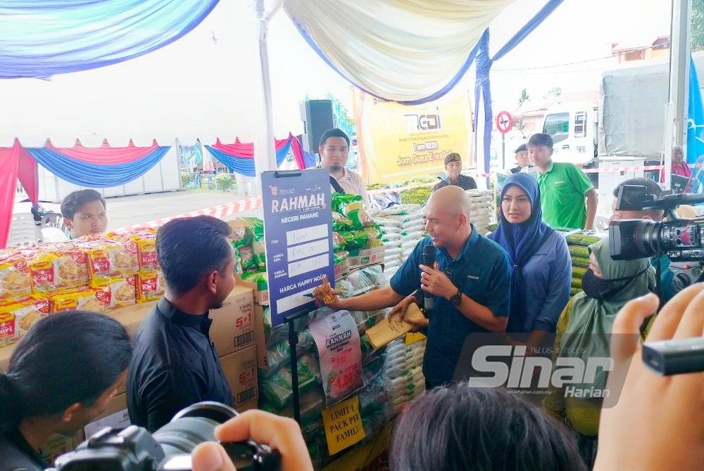 Armizan (tiga dari kanan) bersama Ahli Parlimen Bentong, Young Syefura Othman (dua, kanan) pada sesi walkabout program Jualan Rahmah peringkat negeri Pahang di Simpang Pelangai pada Jumaat.