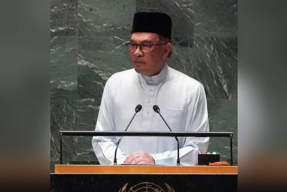 Anwar ketika menyampaikan Kenyataan Negara semasa Perbahasan Umum di UNGA kali ke-78 di ibu pejabat PBB pada Jumaat. - Foto AFP