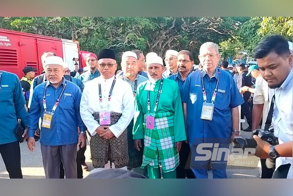 Pemimpin tertinggi PN mengiringi Cikgu Kasim (tiga dari kanan) yang diarak oleh lebih 2,000 penyokong ahli PN.