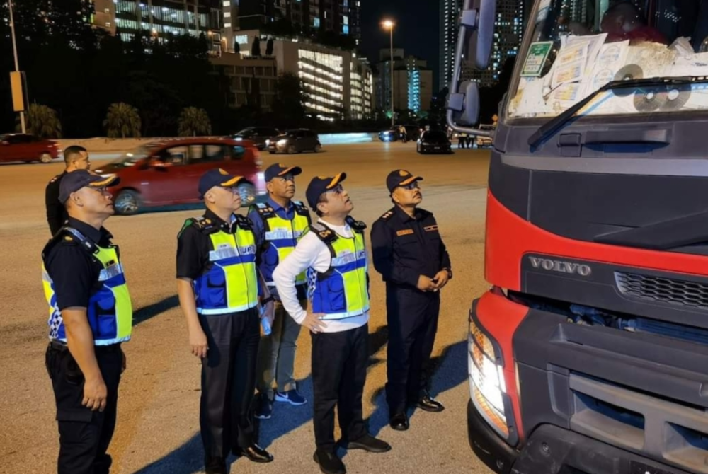 Aedy Fadly (dua kanan) memeriksa lori yang ditahan semasa Op Bersepadu di Plaza Tol Awan Besar pada Jumaat. - Foto: JPJ Selangor